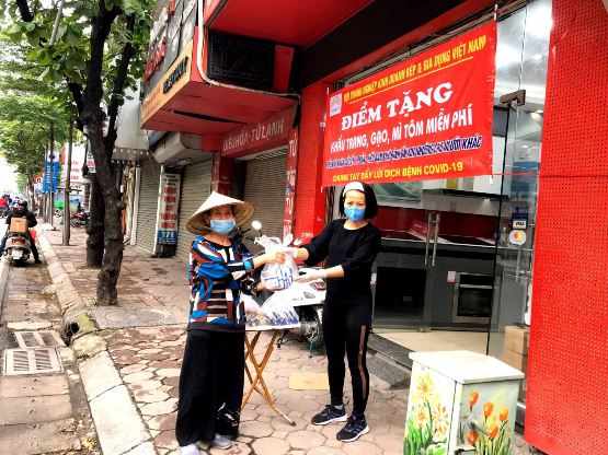 Thêm nhiều điểm phát khẩu trang và thực phẩm miễn phí tại Hà Nội